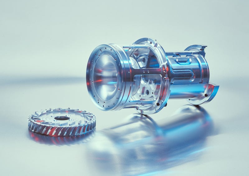 Metallischer Turbinenrotor auf hellem Hintergrund.